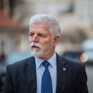 Jde jen v saku, zatímco celý štáb je zabalený do bund a čepic. Tentokrát během natáčení opravdu vymrzl.