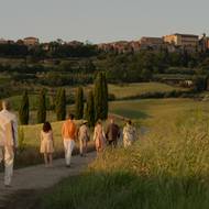 Na snímku zády je George Clooney jako Jay Kelly.