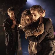 Objetí Wilhelma a Katynky přihlíží Radek Melša v roli Roberta, Wilhelmova soka v lásce.