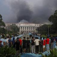 Zástupci nepálské mladé generace vyrazili v září do ulic. Během následujících bouřlivých 48 hodin vzplanul tamní parlament, došlo na ostré střety s policií a následně padla nepálská vláda. (Demonstranti ničí palác Singhadurbar v Káthmándú, 9. září.)