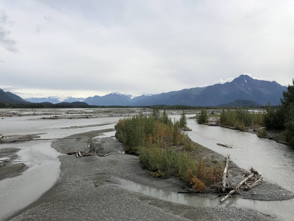 Cestou na farmu u města Palmer se řidiči nabízí úchvatná příroda.