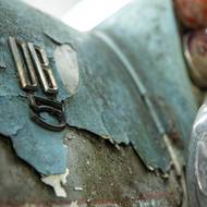 Raritní Aston Martin DB5 před renovací a po ní. Cena vzrostla tisíckrát.