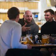 Pubkvízu se zúčastnili také dva „žolíci“, kteří rotovali mezi týmy. Na snímku uprostřed je Jan Berka, hlavní ekonom investiční platformy Portu.