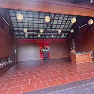 Ho Či Min má sochy a památníky po celé zemi, jeho ostatky jsou nabalzamované v mauzoleu v Hanoji. Saigon komunisté v roce 1975 přejmenovali na Ho Či Minovo město, ačkoliv málokdo z místních ho tak nazývá.