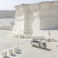 Provozovatel lomu na okupovaném Západním břehu Faradž al-Atraš je hrdý, že navzdory katastrofálnímu stavu palestinské ekonomiky jeho stroje dál obrušují strmé stěny prašné bílé skály.

(Nákladní automobil projíždí vápencovým lomem v Beit Fajar, osm kilometrů jižně od Betléma na okupovaném Západním břehu Jordánu, 10. listopadu.)