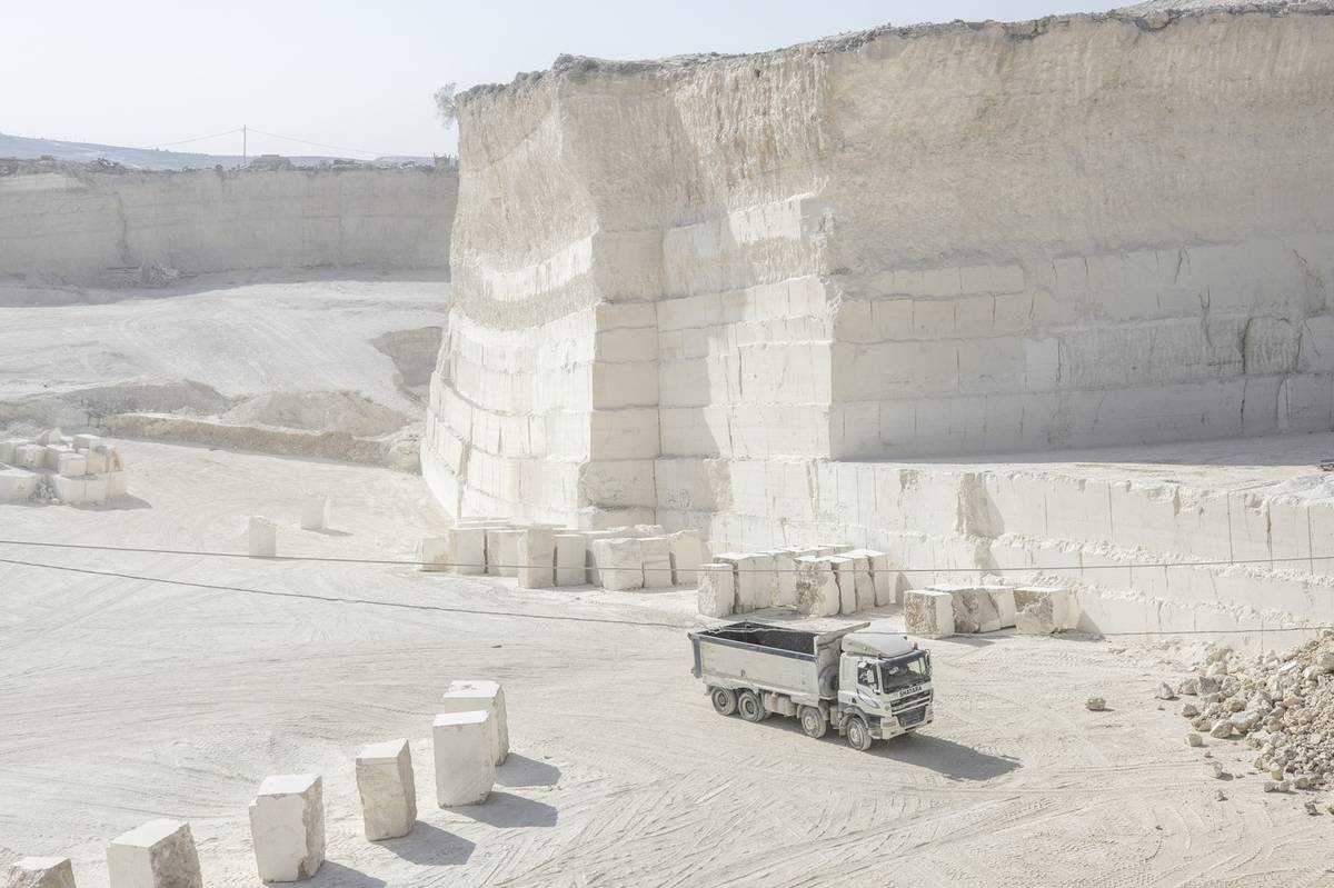 Provozovatel lomu na okupovaném Západním břehu Faradž al-Atraš je hrdý, že navzdory katastrofálnímu stavu palestinské ekonomiky jeho stroje dál obrušují strmé stěny prašné bílé skály.

(Nákladní automobil projíždí vápencovým lomem v Beit Fajar, osm kilometrů jižně od Betléma na okupovaném Západním břehu Jordánu, 10. listopadu.)