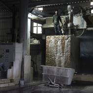 Podle Hebronské obchodní komory tvoří lomy 4,5 % palestinského HDP a zaměstnávají téměř 20 000 pracovníků. Přibližně 65 % exportu směřuje na izraelský trh, kde některé obce nařizují používání jeruzalémského kamene.