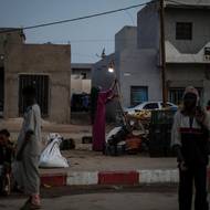 Žena rozsvěcuje lampu u svého stánku poblíž přístavu Nouakchott v Mauritánii, 17. července.