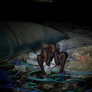 „Od té doby, co policie začala lidi vracet, se všechno pokazilo,“ řekl 42letý muž. (Garry Ndajy se umývá po celodenní práci na předměstí Nouakchottu v Mauritánii, 24. února.)