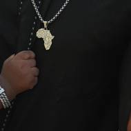 O deset let později Diallo stále tráví dlouhé hodiny výrobou cihel v pobřežním hlavním městě Mauritánie Nouakchottu a snaží se vyhnout policejním zásahům, které omezily plavbu na ilegálních člunech.