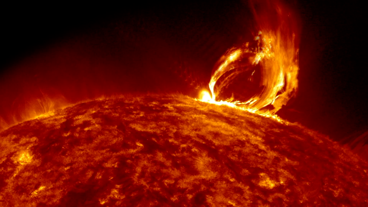 Solar Flare Sends Plasma Cloud to Earth, Northern Lights Visible in Czech Republic - News Directory 3