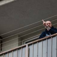 „Vřelé“ lidské gesto při focení tématu o pražských sídlištích. (23. března)