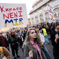 V Praze se protestovalo proti Trumpovi a za podporu Ukrajiny. (7. března)