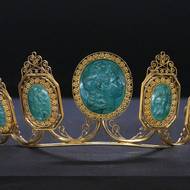 Téměř tři stovky šperkových děl ze sbírky Uměleckoprůmyslového musea v Praze představuje jeho nová výstava.