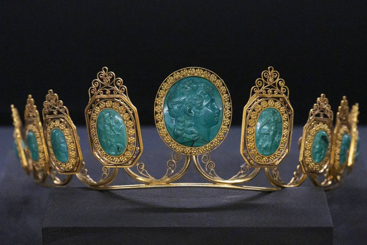 Téměř tři stovky šperkových děl ze sbírky Uměleckoprůmyslového musea v Praze představuje jeho nová výstava.