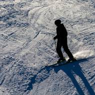 „Mnohdy je povrch hodně tvrdý, sníh je spojen v takové ledovější „plotny“. To pak za prvé klade větší nároky na fyzickou kondici při lyžování. Za druhé je pochopitelně rychlost vždy na úkor toho, že lidé se dostanou do situace, kdy lyže nezvládnou,“ vysvětlil Fryš v rozhovoru pro Seznam Zprávy.