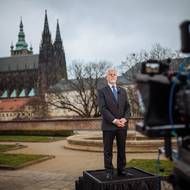A zdůraznit i nesvázanost předchozími formami projevů.