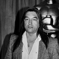 1. září zemřel kanadský herec Graham Greene. Bylo mu 73 let. Za roli ve westernovém filmu Tanec s vlky si vysloužil nominaci na Oscara, patřil do domorodého kmene Oneida z rezervace Six Nations (Šest národů) v Ontariu.