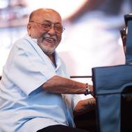 6. srpna. Americký jazzový klavírista a skladatel Eddie Palmieri byl uznáván jako průkopník latinskoamerické hudební scény. Získal řadu ocenění, mimo jiné deset Grammy. Zemřel ve věku 88 let.