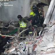 Mezi zraněnými jsou podle záchranářů děti. Do pátrání po pohřešovaných se zapojili i psovodi se psy.