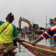 Demolice začala v době Vánoc, největším plovoucím slumem v Africe projížděly bagry, doprovázeli je ozbrojení policisté. Tři lidé, z toho dvě děti, zemřeli, když policie při vyklízení nasadila slzný plyn, napsala agentura AFP s odkazem na trojici lidskoprávních organizací.