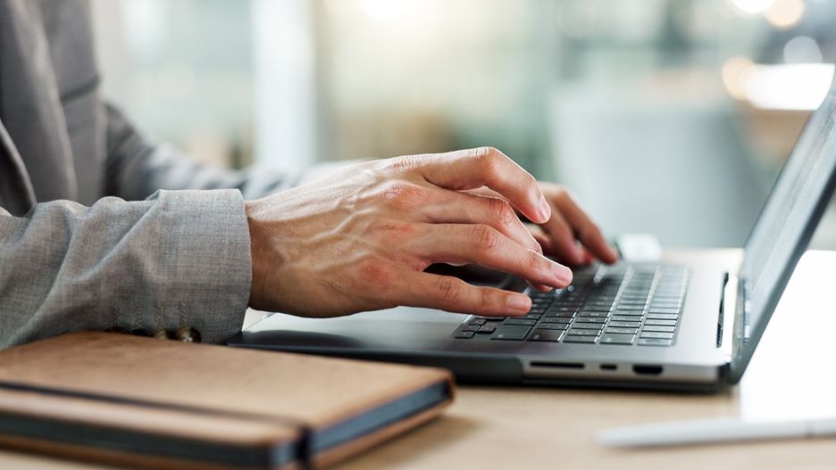 Tajný vzkaz i opakující se klišé. Na co pozor, když za vás práci hledá AI