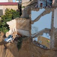 Kromě Sicílie zasáhla bouře Harry také Sardinii a Kalábrii, kdy vlny dosahovaly až devíti metrů. (Auto visí nad propastí, 27. ledna v Niscemi.)