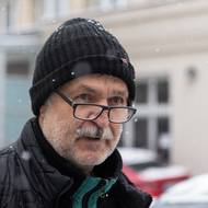 Na otázku, zda s obviněním souhlasí, odpověděl: „Ne. Doopravdy se musím k tomu dostat, abych se podíval, co mi dávají za vinu.“