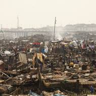 Stovky rodin zůstaly bez domova poté, co vláda zbourala dřevěné domy postavené na kůlech nad lagunou v Lagosu. Legendární slum zde existoval přes sto let a bydlely tam tisíce lidí. 

(Makoko, Lagos v Nigérii, 15. ledna 2026.)