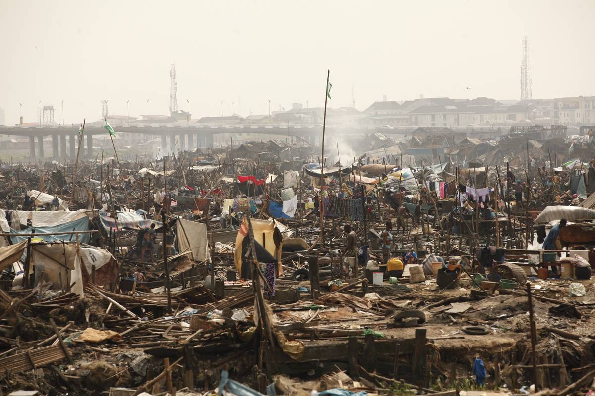 Stovky rodin zůstaly bez domova poté, co vláda zbourala dřevěné domy postavené na kůlech nad lagunou v Lagosu. Legendární slum zde existoval přes sto let a bydlely tam tisíce lidí.
(Makoko, Lagos v Nigérii, 15. ledna 2026.)