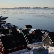 Na druhou stranu podél zálivu vznikly nové prázdninové domy pro bohatší obyvatele Nuuku, některé s venkovními vířivkami. V zimě jsou prázdné a zavřené.