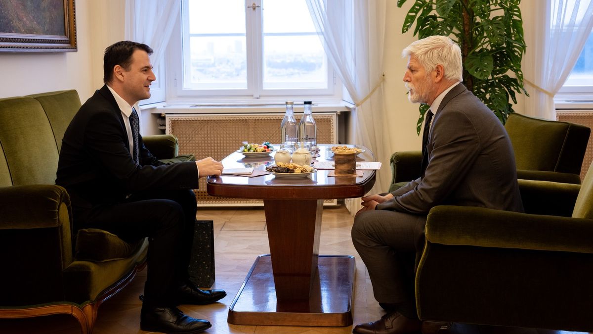 Další diplomatický rébus po česku. Macinka v jiném letadle. Hotel s Pavlem mají stejný