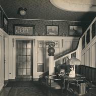 Grossmannova vila – historické foto, schodišťová hala v přízemí.