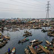 Obyvatelé tvrdí, že demolice proběhly bez varování, což vláda nigerijského státu Lagos popírá. „Zacházeli s námi hůř než se zvířaty,“ řekl agentuře AFP 25letý učitel Alex Wusa na palubě staré kánoe plující po vodních cestách Makoka.