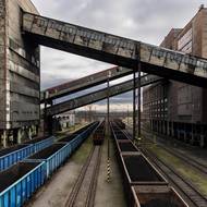 Na zpracované uhlí čekají vagóny.