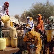 Národní úřad pro řízení sucha vyhlásil v devíti okresech pohotovost. Okres Mandera se nachází ve fázi o jeden stupeň méně než oficiální stav nouze. (Distribuční centrum Keňského červeného kříže ve vesnici Hawara, 21. ledna.)