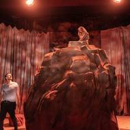 Na snímku z inscenace Zničit, kterou nově uvádí pražské Divadlo Komedie, jsou Jan Hájek a Nina Horáková.