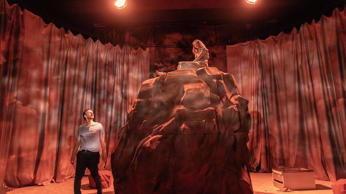 Na snímku z inscenace Zničit, kterou nově uvádí pražské Divadlo Komedie, jsou Jan Hájek a Nina Horáková.