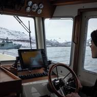 Kapitán lodi Isak Brandt pluje kolem dánské vojenské pobřežní hlídkové lodi P571 HDMS Ejnar Mikkelsen poblíž Kapisillitu na Grónsku, 21. ledna.