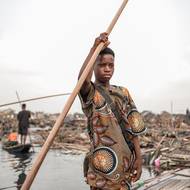 „Ještě více alarmující je, když vidíte tisíce prázdných domů.“ Nubi navrhuje „gentrifikaci“, která zkvalitní slumy jako Makoko, aniž by se dosavadní obyvatelstvo muselo vysídlit.