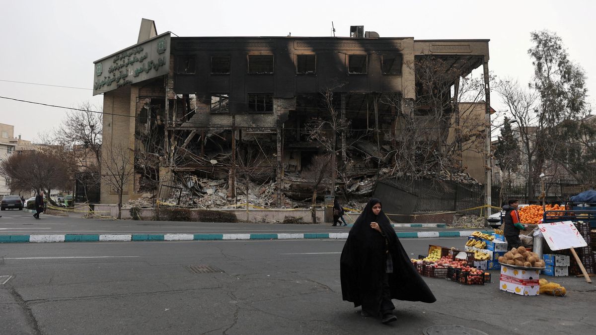 Fotky zničených a vyhořelých mešit ukazují rozsah protestů v Íránu