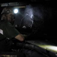 Na snímku dobývací kombajn SL 300 Eickhoff „odkusuje“ horninu v porubu.