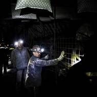 Uhlí se z porubu dobývalo technologií zvanou směrné stěnování z pole na řízený zával.