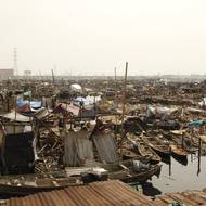 V Makoku z velké části chybí základní služby, jako je elektřina, voda a školy. Bydlí tam převážně lidé s nízkými příjmy, z nichž mnozí jsou závislí na rybolovu a pololegálním obchodu.