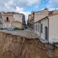 Sesuv půdy se v úterý ráno posunul o dalších 10 metrů. „Z leteckých snímků bylo šokující vidět, jak se naše Niscemi hroutí,“ řekl starosta deníku La Repubblica. „Situace je zoufalá, zejména proto, že praskání pokračuje a déšť neprospívá ani záchranným operacím, ani technickým průzkumům.“