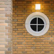 Dům je stavěný z kombinace lícových cihel, obkladaček a pravého i umělého kamene.