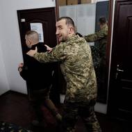 Veteráni se snaží znovu začlenit do společnosti, která sama hledá způsob, jak přijmout generaci zmrzačených mužů a žen.