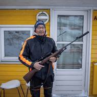 Místní rybáří a lovci z něj zase vyrážejí na lov tuleňů, halibutů, tresek a sobů. (Grónský lovec Johannes Hansen, 21. ledna).