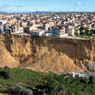 Sesuv půdy také zničil silnice, které jsou klíčové pro spojení Niscemi s okolím. 