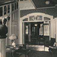 Grossmannova vila – historické foto, schodišťová hala v přízemí.